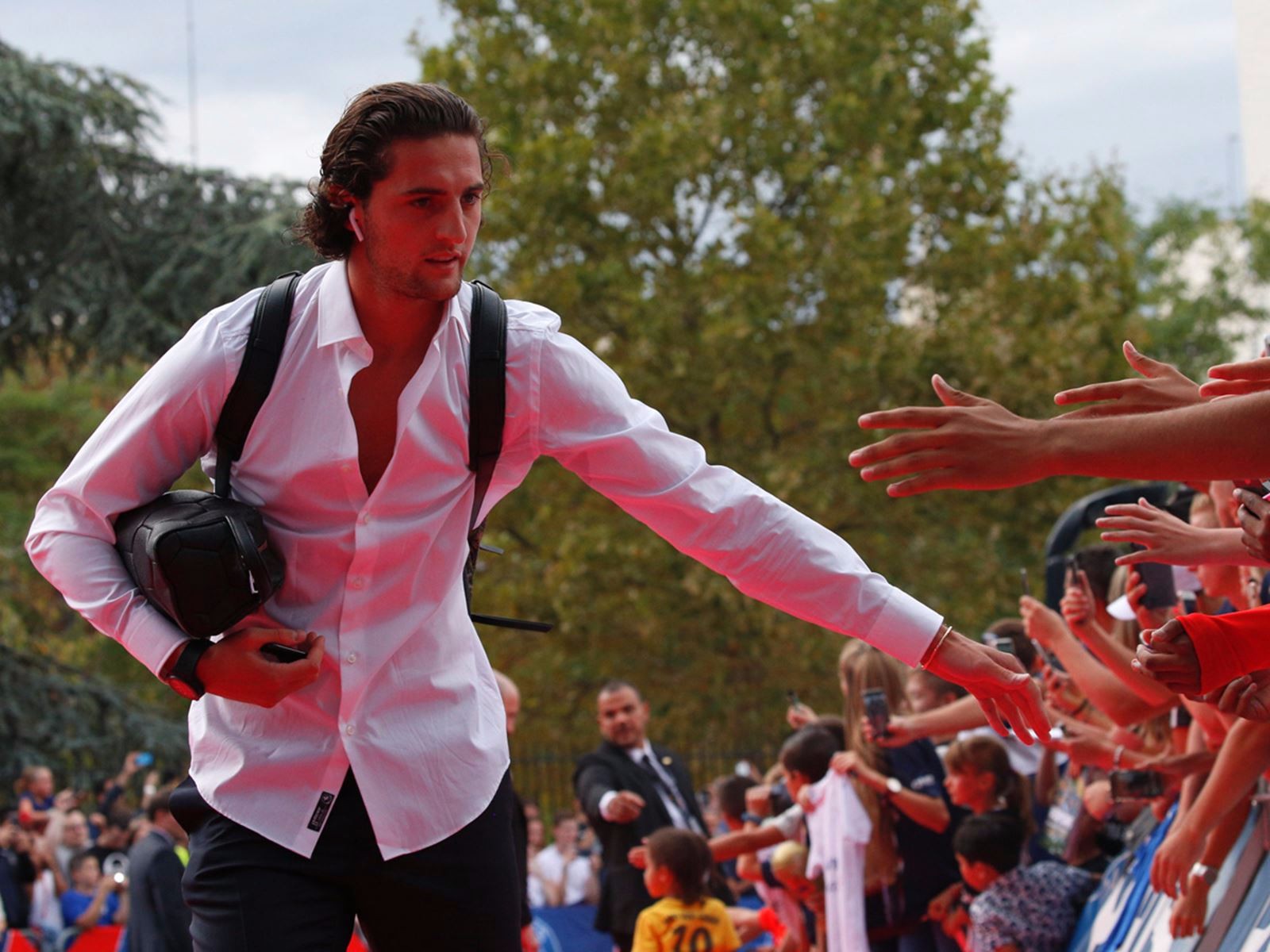 欧美诗化妆品海报设计_美肤产品海报设计制作